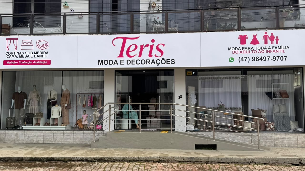 Fachada da loja Teris Moda e Decorações, com vitrines de roupas e cortinas sob medida