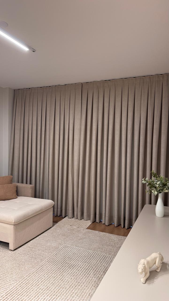 Cortinas sob medida da Teris Modas em uma sala decorada