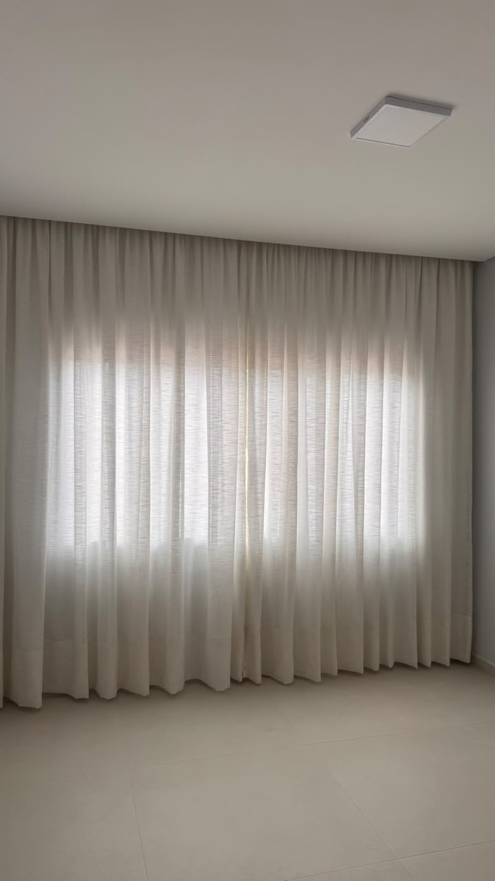 Cortinas claras do teto ao piso, trabalho da Teris Modas