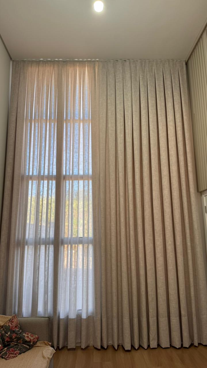 Cortinas em ambiente com pé-direito alto, trabalho da Teris Modas