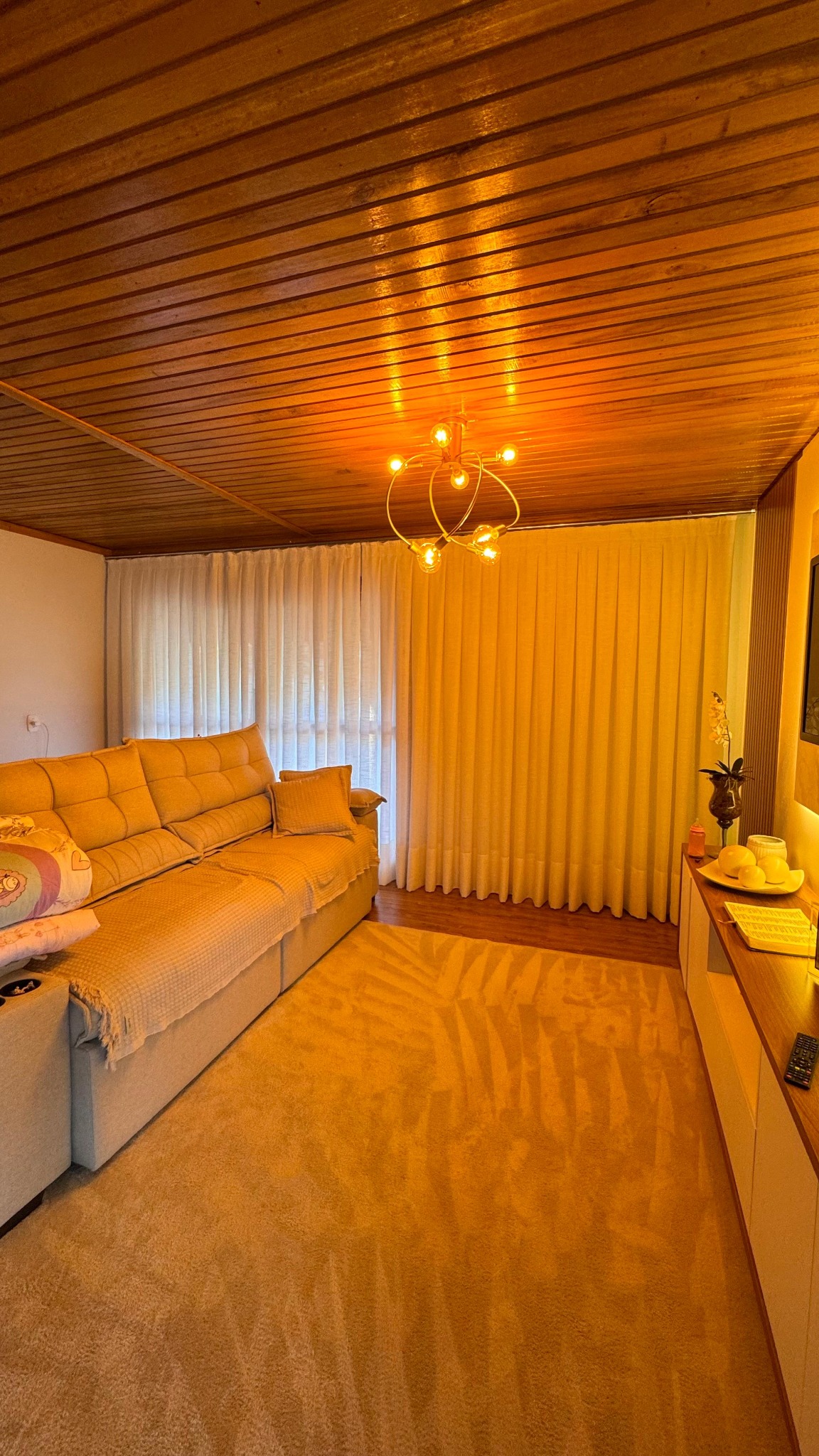 Cortinas na sala com teto de madeira, trabalho da Teris Modas
