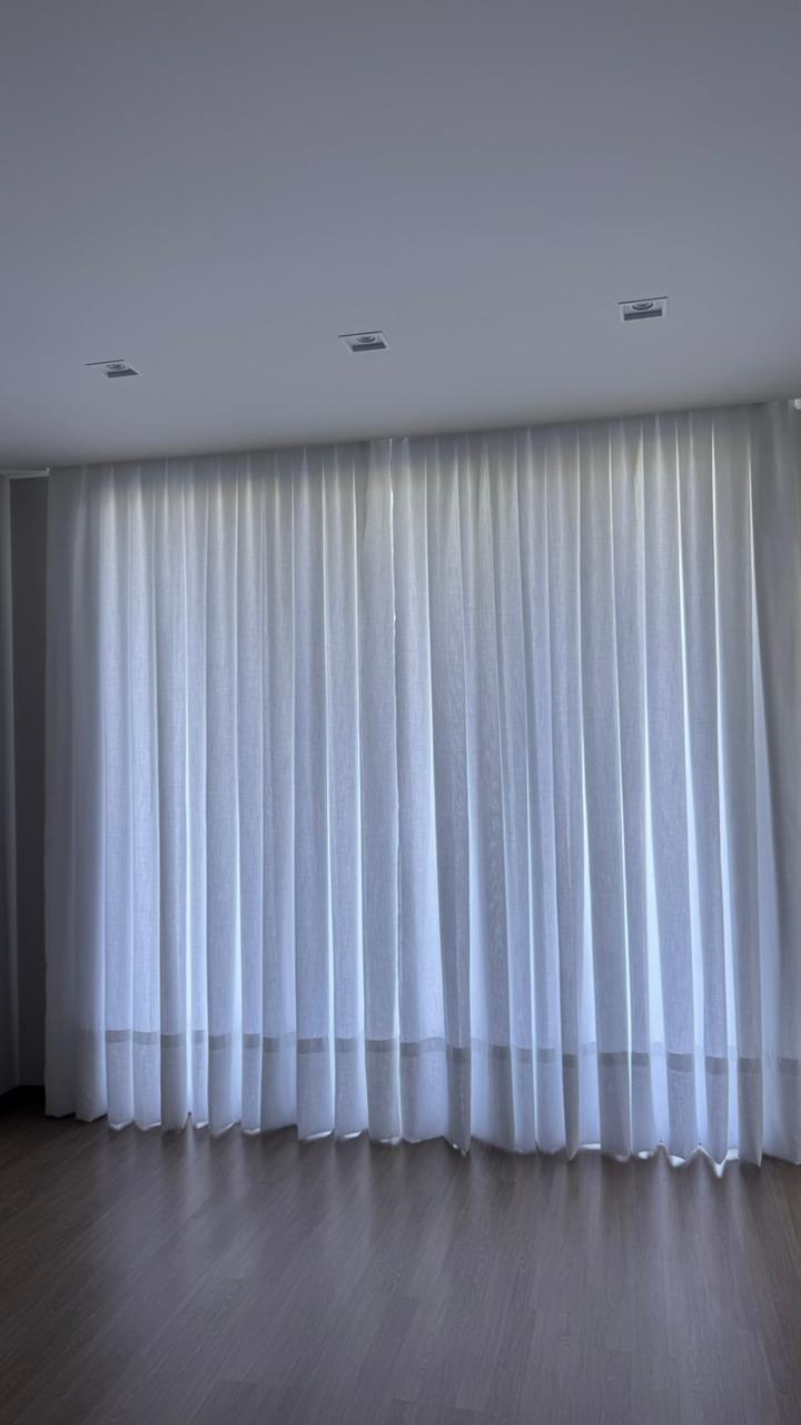 Cortinas claras com luz natural, trabalho da Teris Modas
