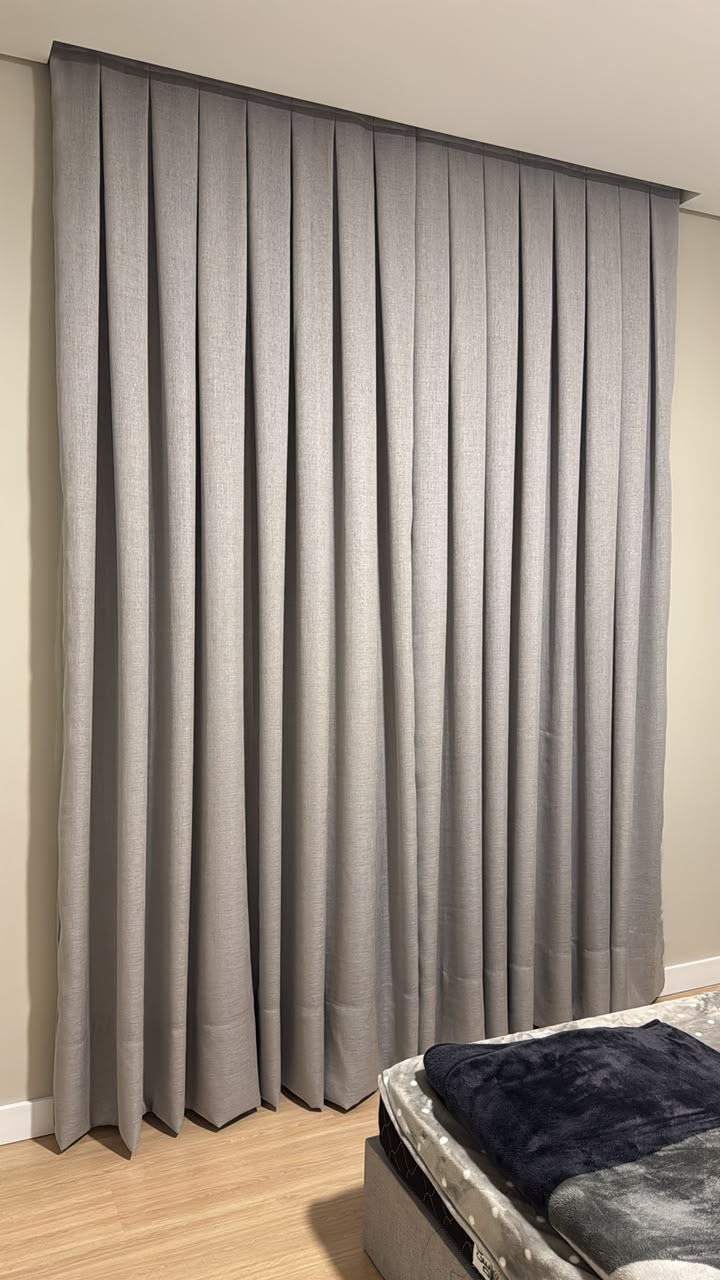 Cortinas cinza no quarto, trabalho da Teris Modas