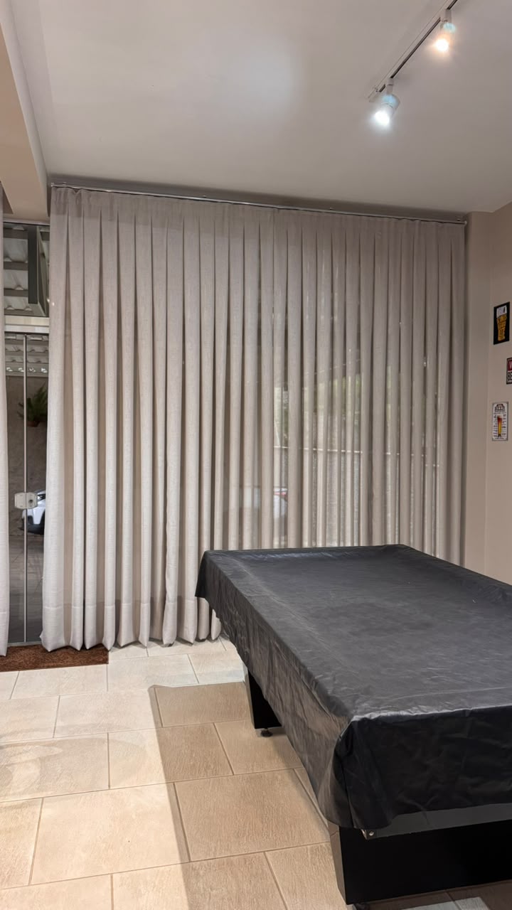 Cortinas claras na área de lazer, trabalho da Teris Modas