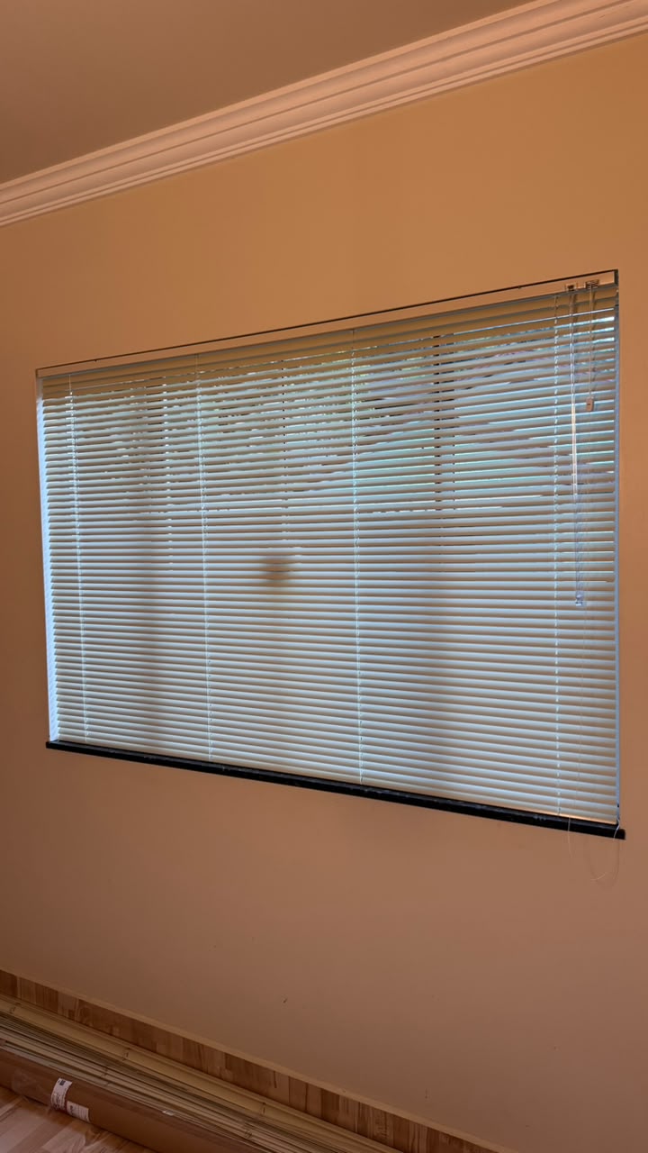 Persiana horizontal na janela, trabalho da Teris Modas