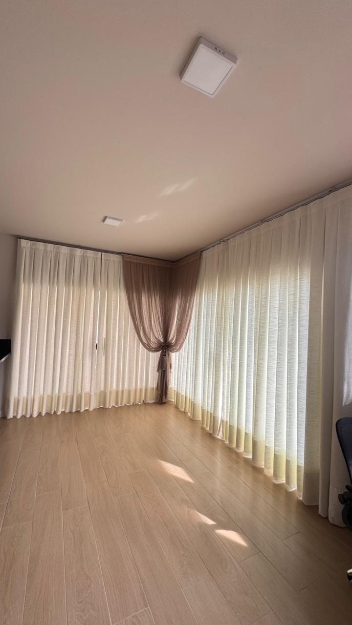 Cortinas com xale decorativo, trabalho da Teris Modas