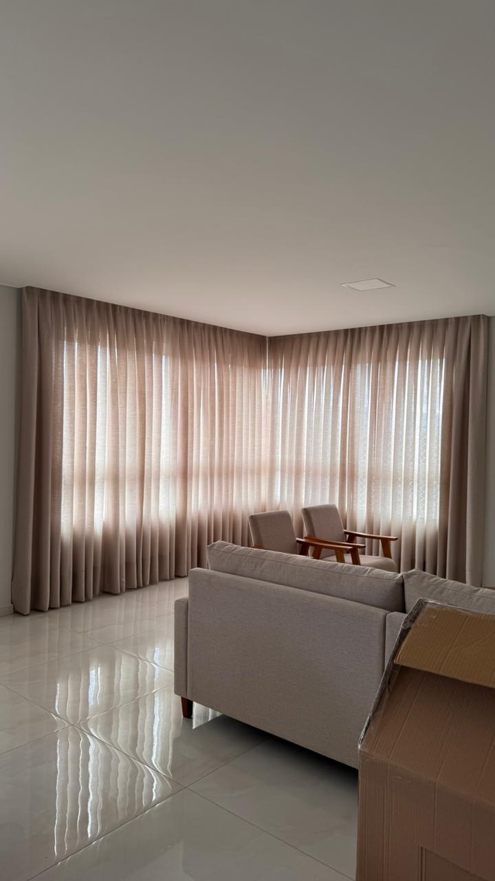 Cortinas na sala de estar, trabalho da Teris Modas